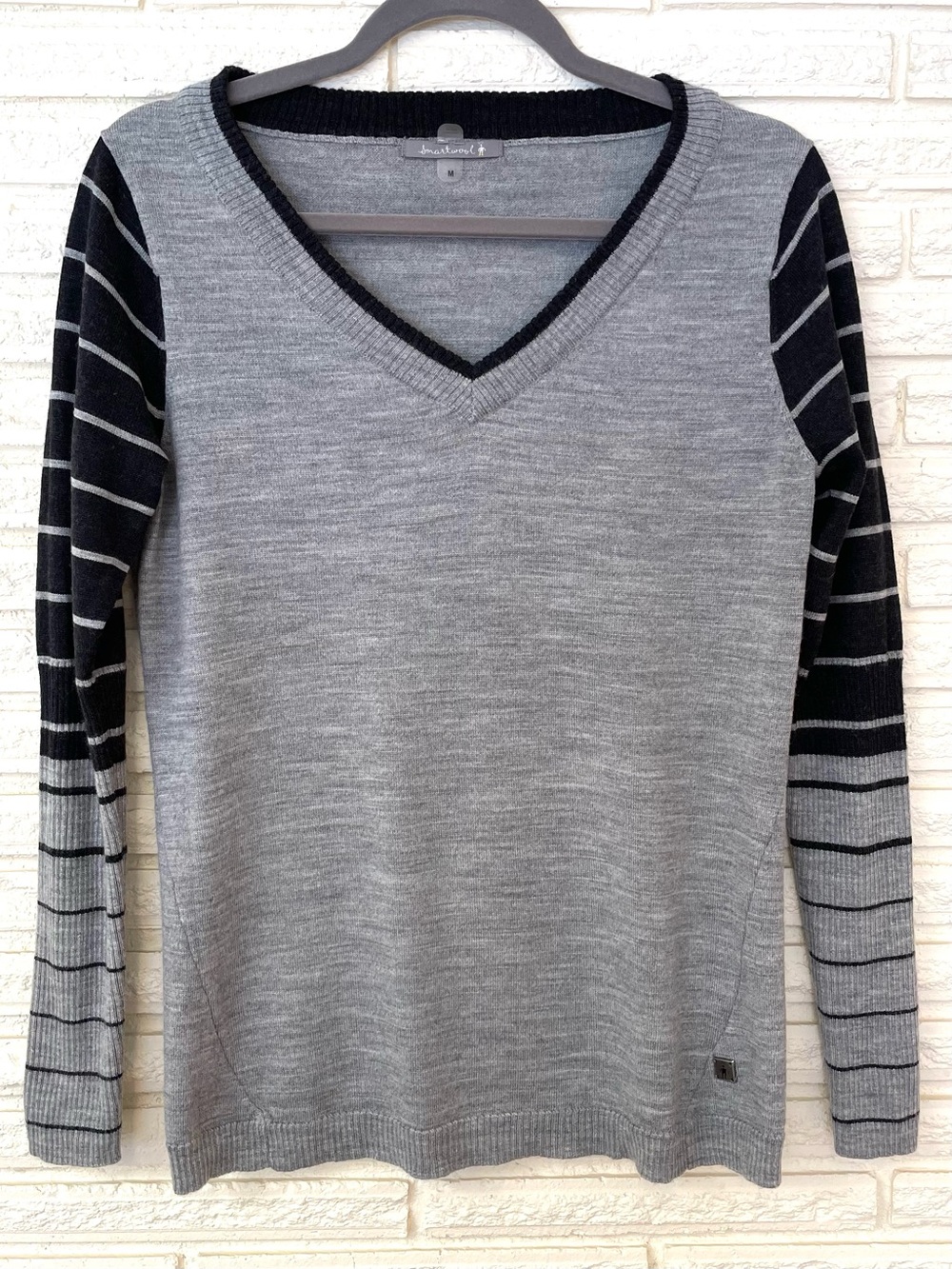 Smartwool Merino Wool V-Neck Sweater M Grey Black Stripe Athleisure Casual Soft